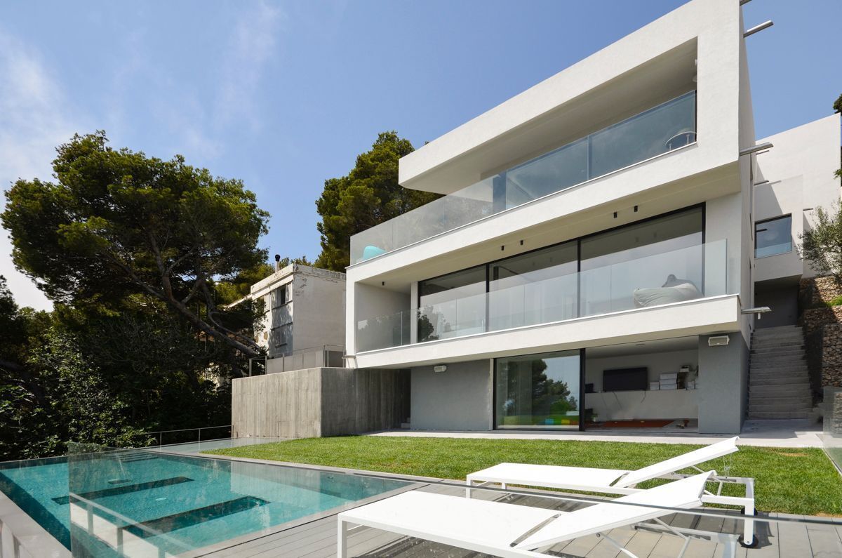 Een modern herenhuis met zwembad en terras.
