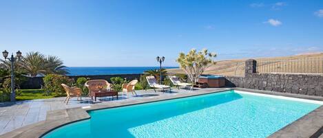 Lämmitetty uima-allas