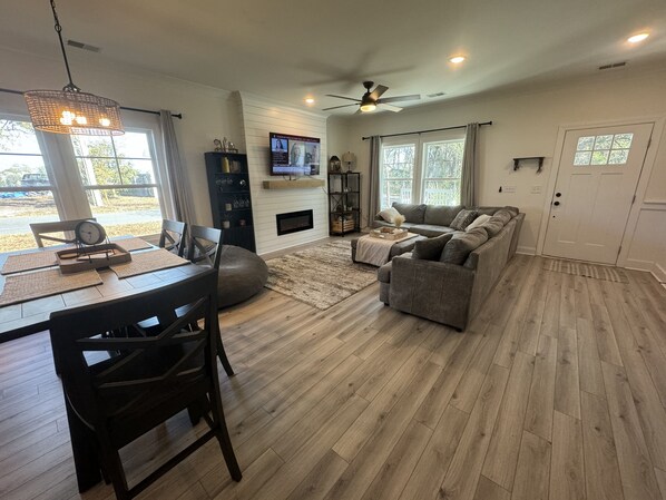 TV, fireplace - North Myrtle Beach Getaway (North Myrtle Beach)