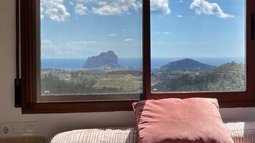 6 bedrooms, iron/ironing board, free WiFi, bed sheets