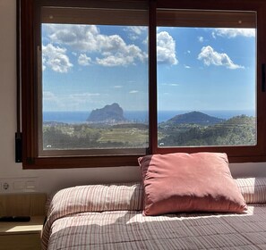 6 bedrooms, iron/ironing board, free WiFi, bed sheets