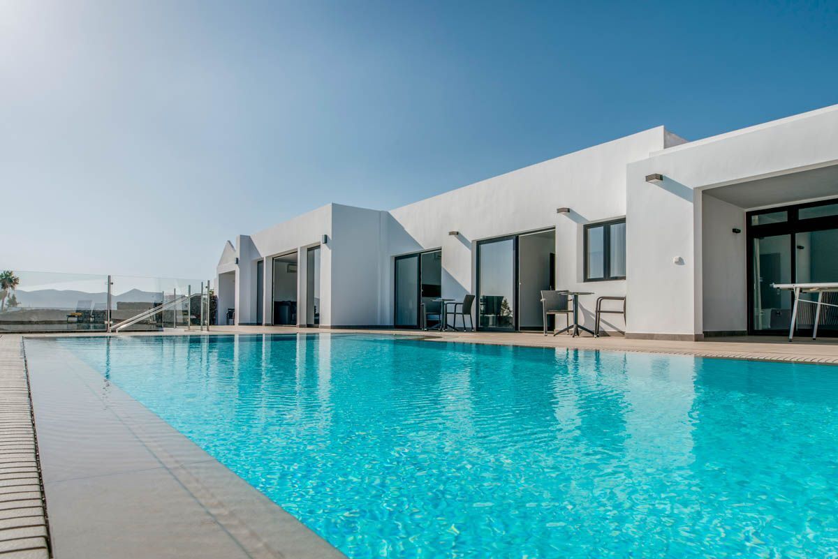 Infinity-Pool, Liegestühle