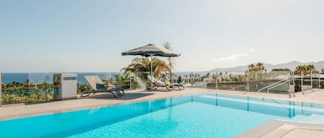 Piscine à débordement, piscine chauffée, chaises longues