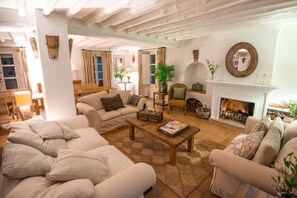 Cheminée, lecteur de DVD, baby-foot, table de tennis de table