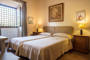 6 عدّة غرف نوم ومكواة/لوح كي وواي فاي وملاءات أسرّة