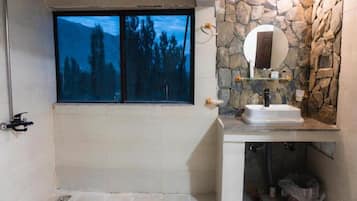 华丽双人房 | 浴室 | 淋浴设施、名牌洗护用品、毛巾、肥皂