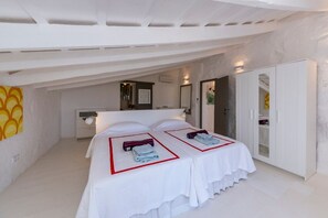6 bedrooms, iron/ironing board, internet, bed sheets