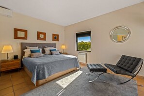 4 bedrooms, iron/ironing board, Internet, bed sheets