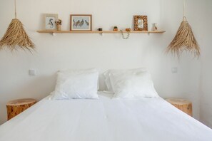 5 bedrooms, iron/ironing board, WiFi, bed sheets