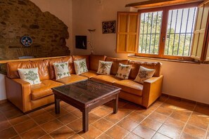 TV connectée, cheminée, table de tennis de table