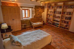 4 bedrooms, iron/ironing board, internet, bed sheets