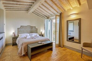 5 makuuhuonetta, silitysrauta/-lauta, ilmainen internet, vuodevaatteet