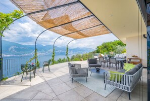 Outdoor dining - San Zeno - Three Bedroom Villa, Sleeps 8 (San Zeno di Montagna)