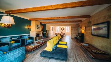 TV connectée, cheminée, lecteur de DVD, baby-foot