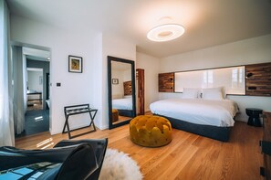 5 bedrooms, iron/ironing board, WiFi, bed sheets