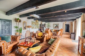 Smart TV, fireplace, DVD player, table football