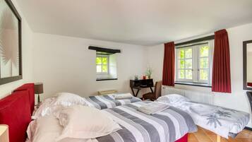 12 slaapkamers, een strijkplank/strijkijzer, reisbedje, wifi