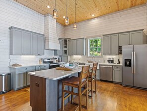 Fridge, microwave, oven, stovetop - Rod’s Place at Lake Martin! (Dadeville)