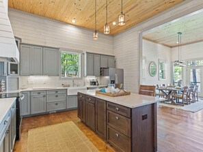 Fridge, microwave, oven, stovetop - Rod’s Place at Lake Martin! (Dadeville)