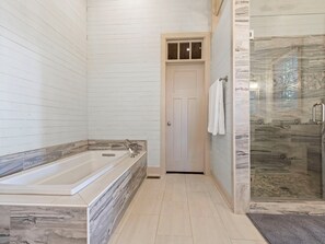 Jetted tub, hair dryer, towels, soap - Rod’s Place at Lake Martin! (Dadeville)
