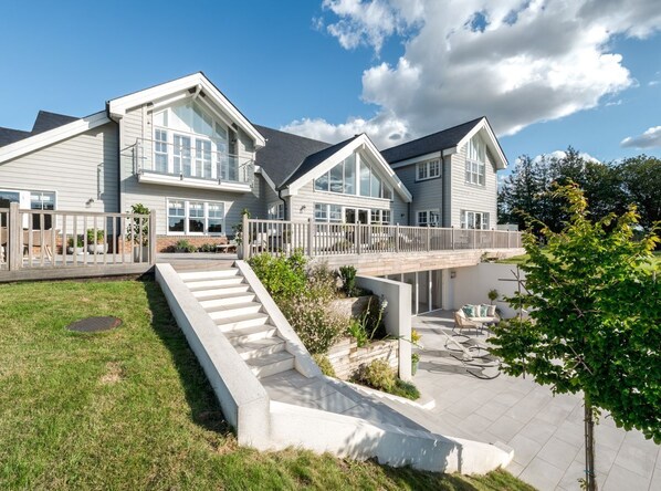 Exterior - New England Mansion - Six Bedroom Villa, Sleeps 15 (Soberton)