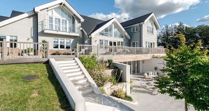 New England Mansion - Six Bedroom Villa, Sleeps 15