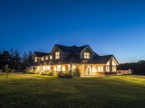 Exterior - New England Mansion - Six Bedroom Villa, Sleeps 15 (Soberton)