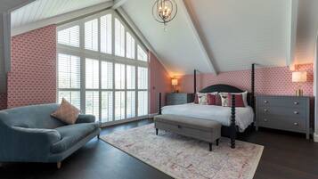 6 bedrooms, desk, iron/ironing board, free Internet