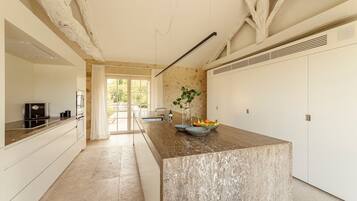 Een vaatwasser, een kinderstoel