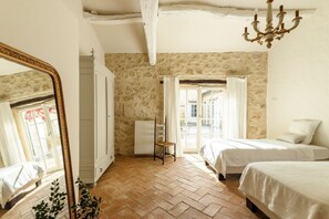 8 habitaciones, tabla de planchar con plancha, internet y ropa de cama