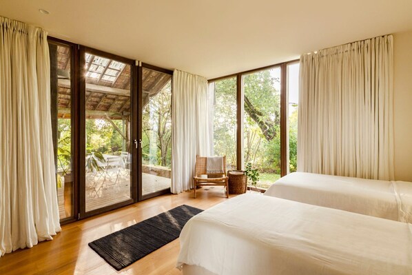 8 habitaciones, tabla de planchar con plancha, internet y ropa de cama