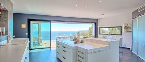 Een vaatwasser, een kinderstoel