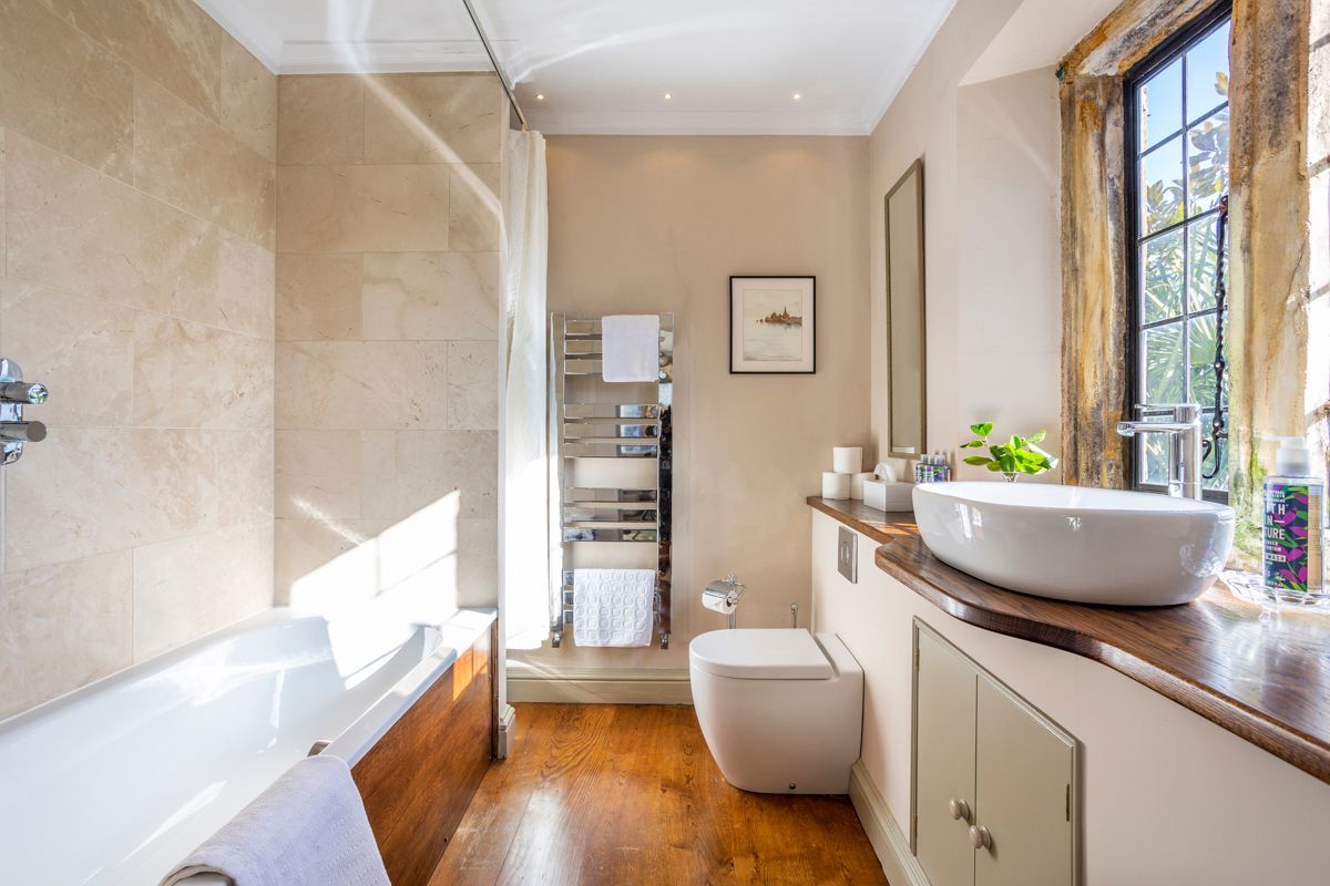 Une salle de bain moderne avec une baignoire, des toilettes et un lavabo.