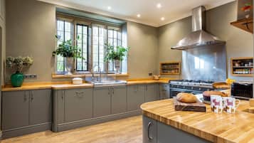 冷蔵庫、食器洗い機、ハイチェア、ダイニングテーブル