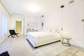 6 bedrooms, iron/ironing board, Internet, bed sheets