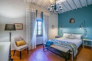 9 bedrooms, iron/ironing board, internet, bed sheets