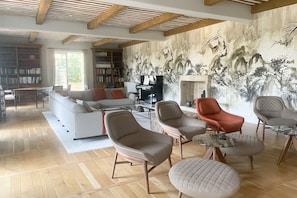 Télévision, cheminée, lecteur de DVD, baby-foot