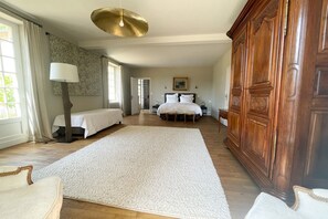 6 chambres, bureau, fer et planche à repasser, accès Internet