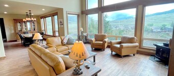 Yellowstone Riverview Cabin - 4BRs w/ Stunning Mountain Views!