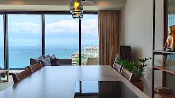 Penthouse Deluxe, 2 habitaciones, vista parcial al océano | Cocina privada | Refrigerador, microondas, parrilla de estufa y cafetera y tetera