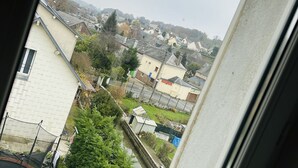 Un barrio residencial con casas, un césped verde y un trampolín al frente.