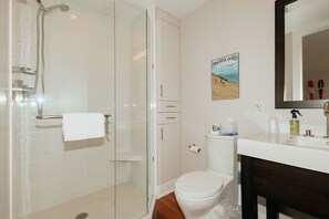 Suihku, hiustenkuivaaja, pyyhkeet, saippua