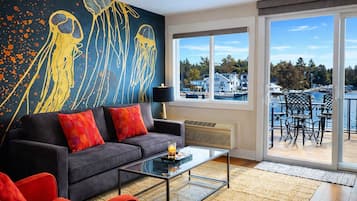 Smart-tv, böcker och ett filmbibliotek