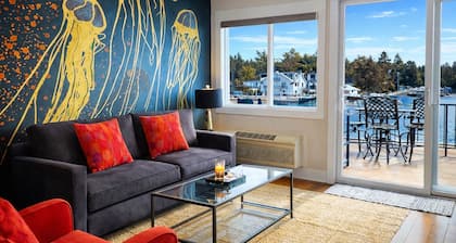 Saugatuck Couples Waterfront condo. Beach,hike, boat, kayak, Outdoor heated pool