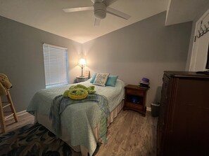 3 bedrooms, free WiFi - Cozy Rancher with a Campground Feel, Private Surroundings JUST MINUTES to Beach! (Ocean View)