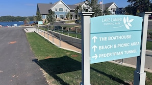 Schild für den Lake Lanier Olympic Park mit Wegweiser zum Boathouse, Strand und Picknickbereich sowie zum Fußgängertunnel.