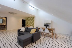 Suite estudio Confort | Zona de estar | Smart TV de 55 cm con canales digitales, una televisión