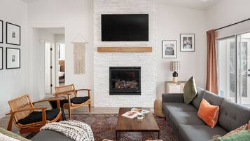 Smart TV y chimenea