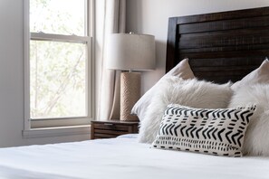 4 bedrooms, desk, free WiFi, bed sheets - 4 KING beds + 3BA, hot tub, new reno, walk 2 trail , huge outdoor patio (Sedona)