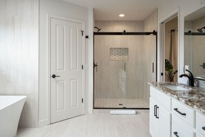 Shower, hair dryer, towels, soap - 4 KING beds + 3BA, hot tub, new reno, walk 2 trail , huge outdoor patio (Sedona)